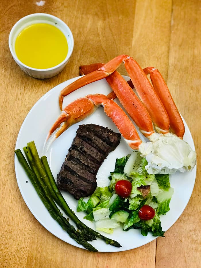 How to Cook Crab Legs With Garlic Butter - Delishably