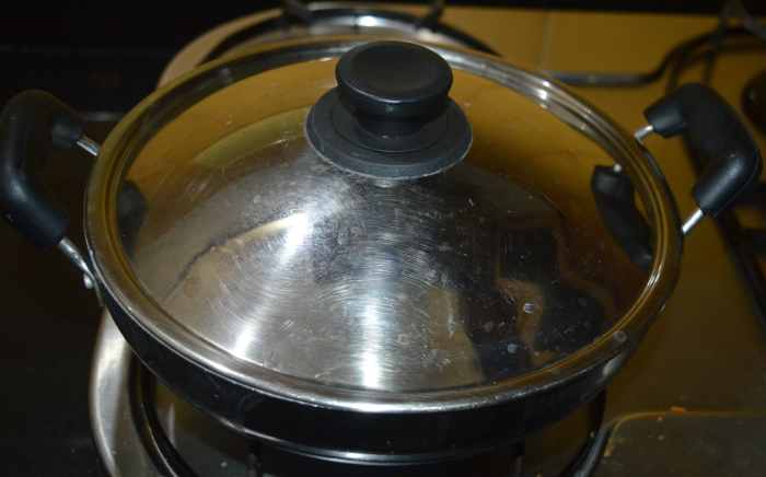 Cover the pan and cook over low heat for about 15 minutes. Otherwise, it may burn in the bottom.