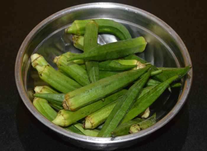 Step one: Wash okra and pat them dry with a cloth.