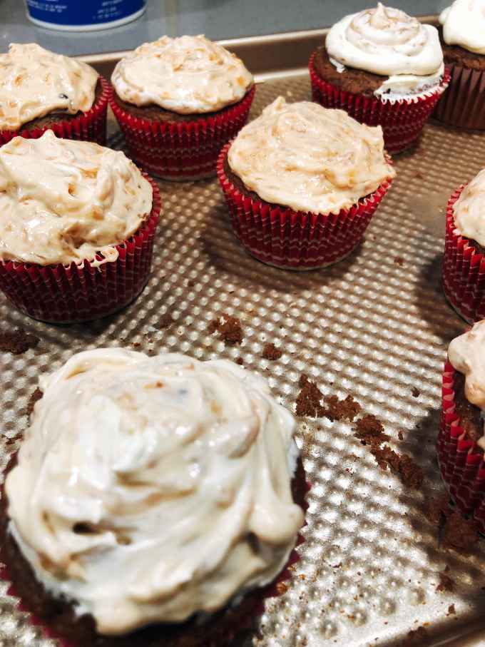 I used a palette knife to spread the frosting, but you can use a piping bag, if you prefer.