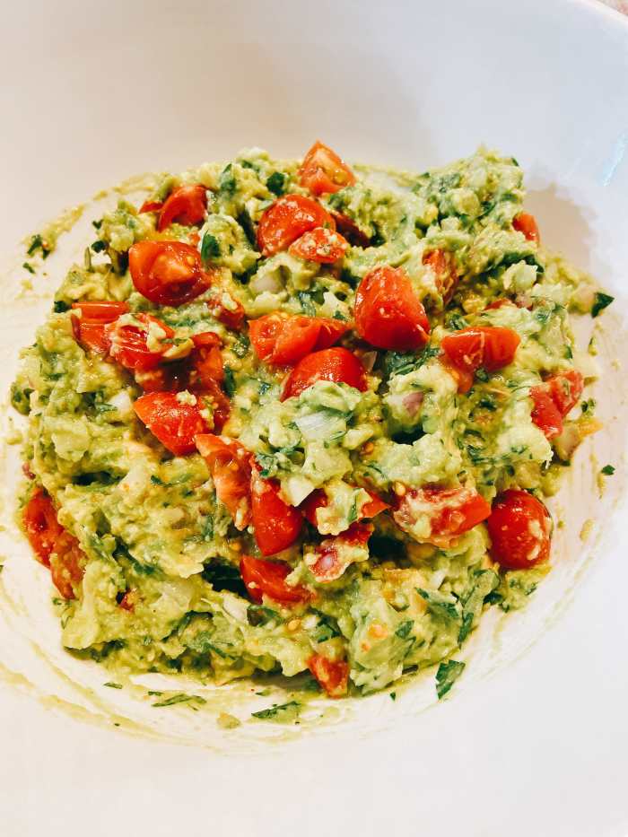 Voila, the guacamole is done!