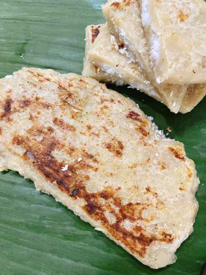 Unwrap the banana leaves before cutting the pancake. 