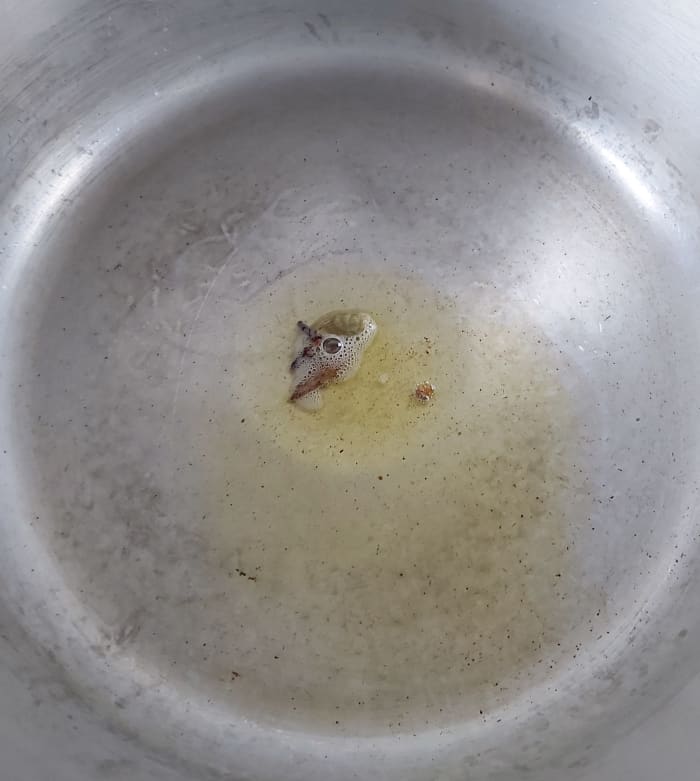 In a cooker, heat 1-2 tablespoons of ghee (or use a mixture of oil or ghee), add 1 inch long cinnamon, 1-2 cloves and 1-2 cardamom. Fry for a few seconds.