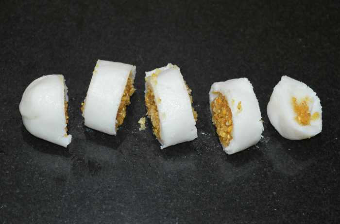 Cut each of the dessert dumplings and get many bite-sized portions.