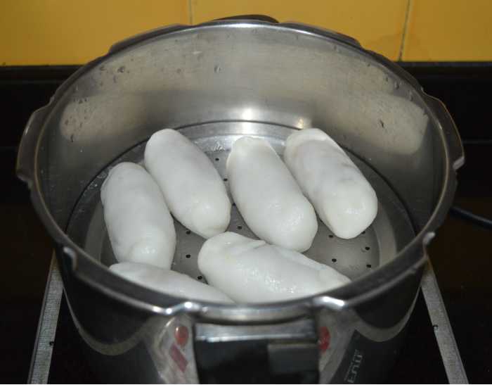 Cooked dessert dumplings.