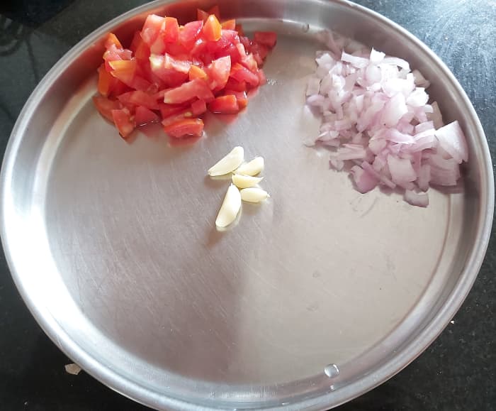 Wash and chop 1-2 ripe tomatoes, peel and finely chop 1-2 onions and peel the skin of 5-6 garlic cloves. Set aside.