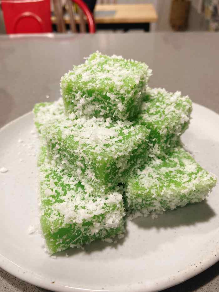 Serve kuih kaswi on a serving plate. Enjoy them with coffee or tea. 