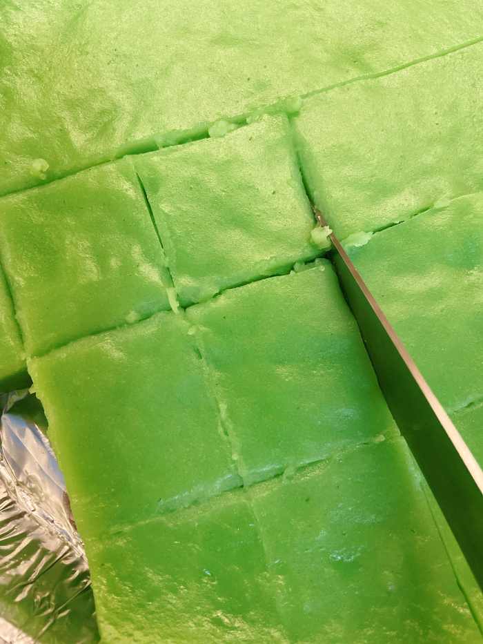 Slice the cake with a knife into a square shape. 