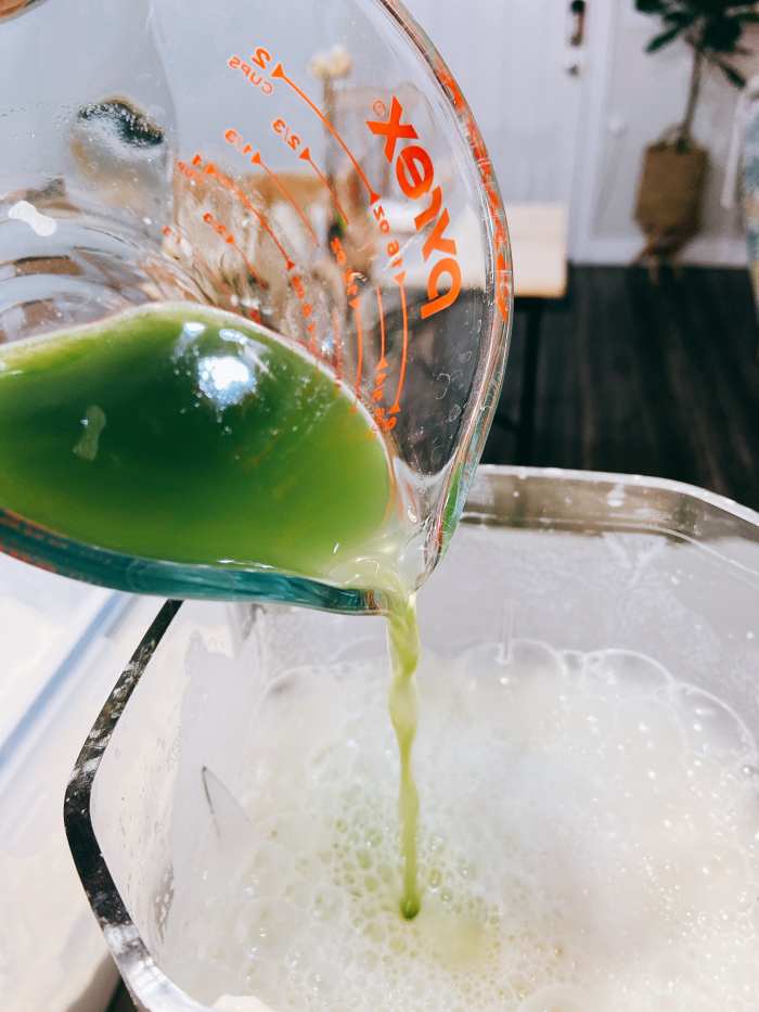 Add the pandan juice into the mixture. 