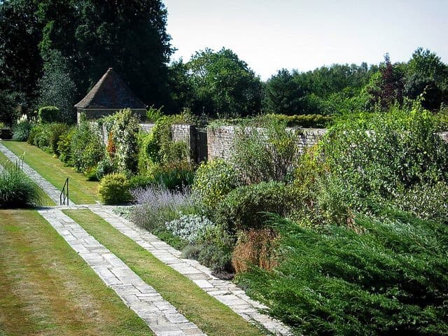 The walled garden at Great Maytham Hall was the model for the secret garden. The wall of the secret garden was hidden by a thick layer of vegetation, however.