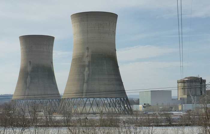 The unit 2 of Three Mile Island Nuclear Generating Station closed since the accident in 1979. The cooling towers on the left. The spent fuel pool and containment building of the reactor on the right.
