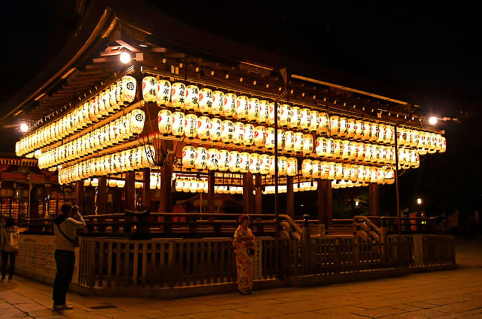 Kyoto’s world-famous Yasaka Shrine is dedicated to Susanoo, Kushinada-Hime, and eight of Susanoo’s children. Their stories are “recorded” in detail in both the Kojiki and Nihon Shoki.