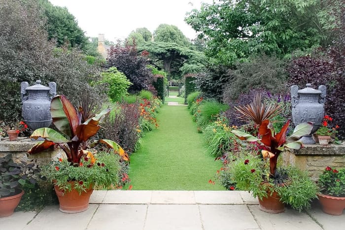Hidcot Manor Garden looks somewhat like the version of Tom's garden that is stored in my imagination.