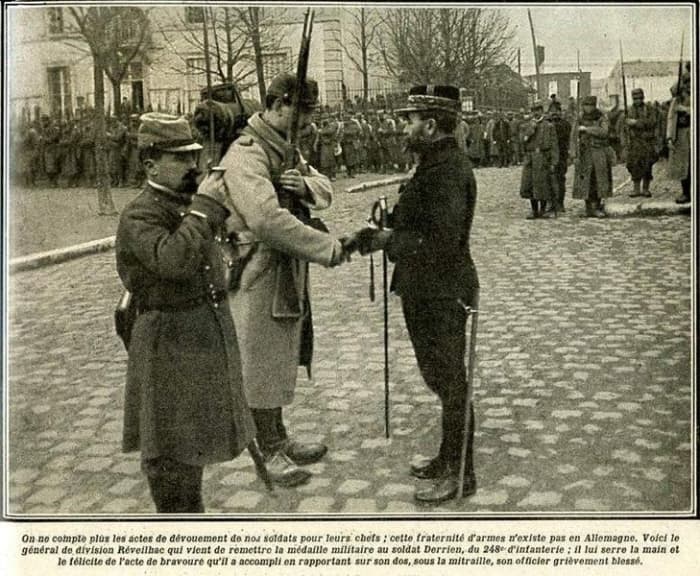 WWI: General Reveilhac presenting the Medaille militaire to a soldier (published in Review Le pays de France - April 22, 1915)