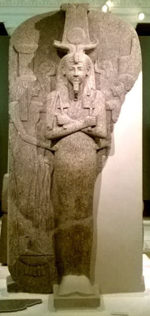 The sarcophagus lid of Ramesses III. The pharaoh is surrounded by Isis and Nephthys