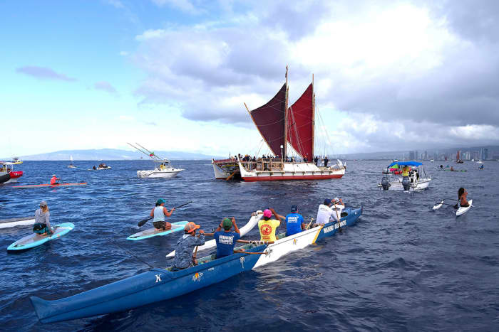 In June 2017, Hōkūleʻa was swarmed by Hawaii residents on surfboards and in canoes to welcome her home.