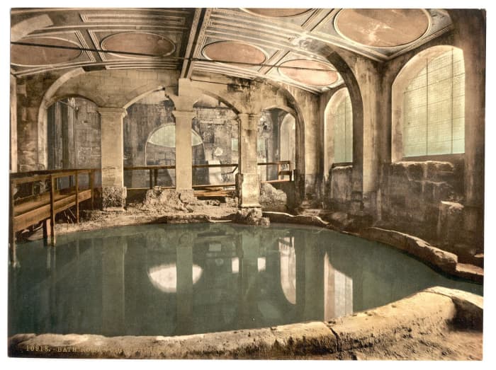 A photo of the Circular Bath at the Roman Bath complex that was created between 1890 and 1900 and colourized to create a photochrom