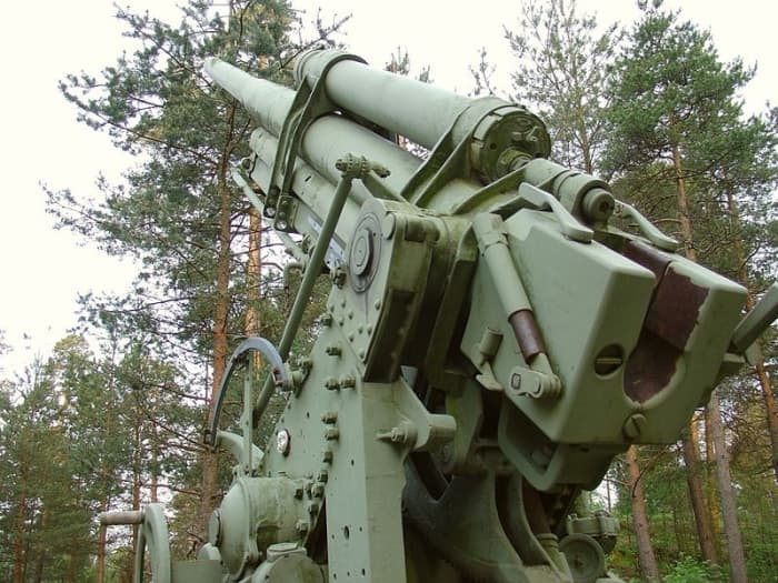 76 mm anti-aircraft artillery piece. A memorial to the defense of Helsinki during the three Great Raids of 1944.