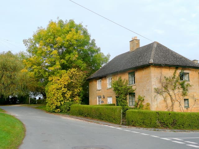 https://commons.wikimedia.org/wiki/File:Laverton,_a_small_Cotswold_village_2_-_geograph.org.uk_-_1535951.jpg#/media/File:Laverton,_a_small_Cotswold_village_2_-_geograph.org.uk_-_1535951.jpg