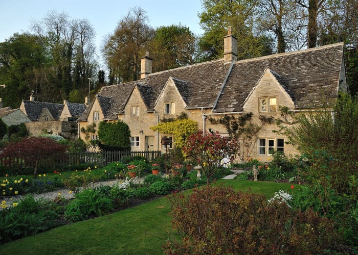 Bibury Cottages" by Saffron Blaze - Own work. Licensed under CC BY-SA 3.0 via Wikimedia Commons