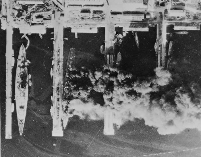 If there is an example of the strengths and weaknesses of the book it is the scuttling of the French fleet at Toulon : the operation is covered splendidly, political aspects much less so.