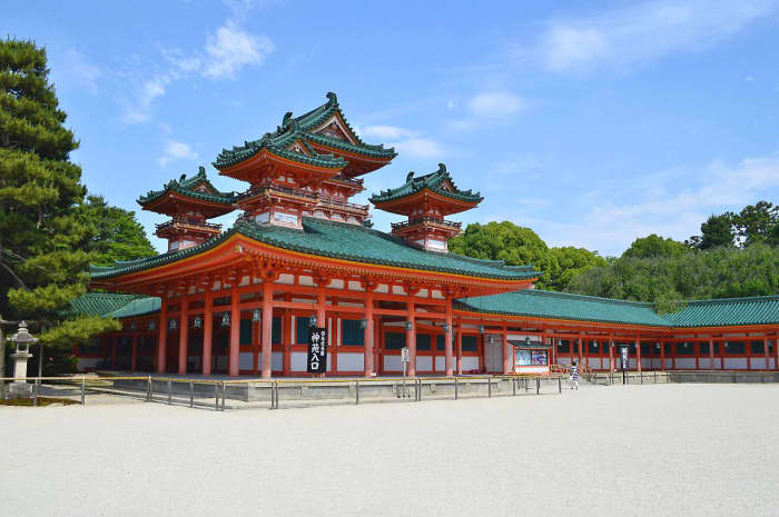 Heian Period architecture at Kyoto’s Heian Shrine. The brilliant style gives a hint of the peaceful albeit decadent years of that era.
