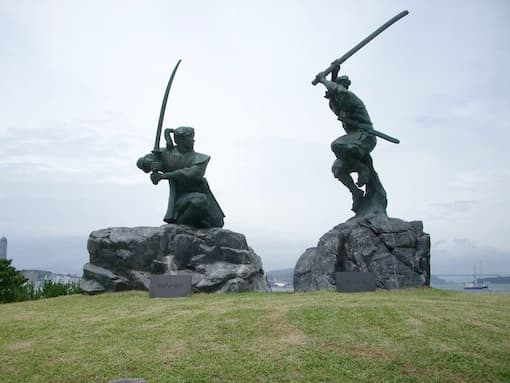 Unlike Bruce Lee, Miyamoto Musashi always had no qualms about fighting dirty to win. If he felt the challenger had an advantage, would use the proper weapon to nullify it.