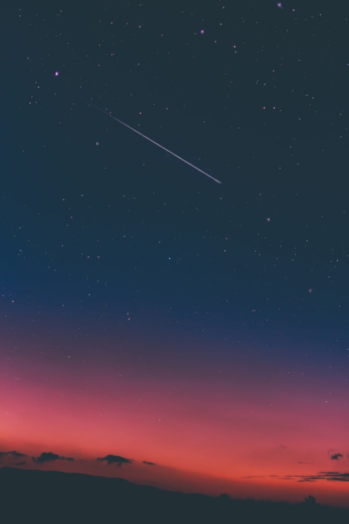 A photograph of a "shooting star". Shooting stars are actually particles of space debris, ice and rock, burning up as they enter the earth's atmosphere