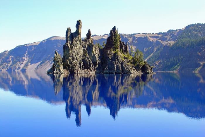Crater Lake National Park: it is not actually a crater, but rather an ancient caldera of an extinct volcano, Mount Mazama, and its lava cliffs rise to heights of up to 2,000 feet around the intensely blue and extremely deep lake.