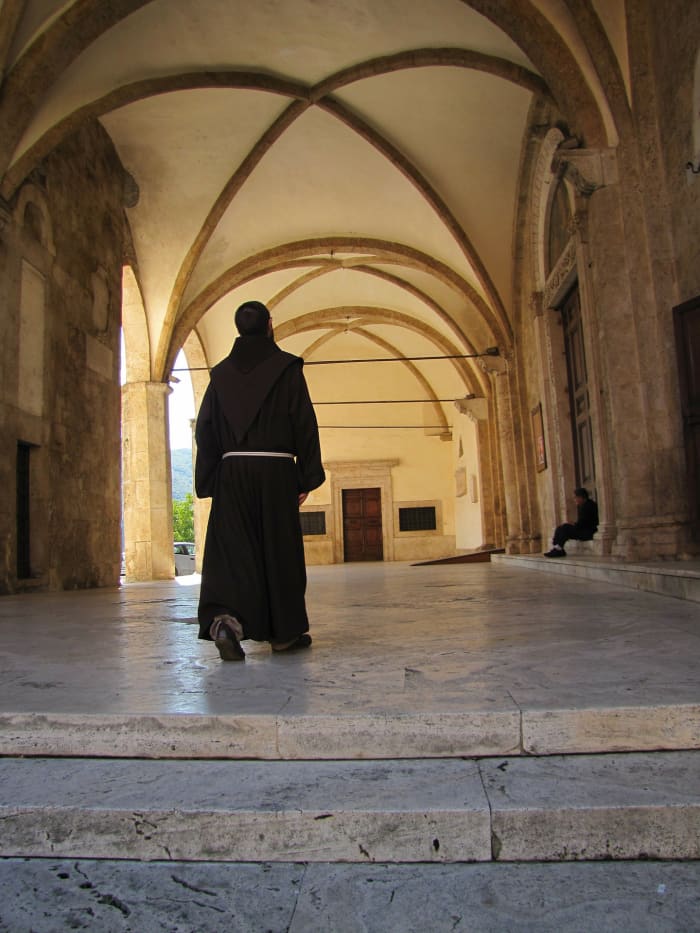 "L’abito non fa il monaco" translates to "the dress does not make the monk" and roughly equates to "clothes don’t make the man."