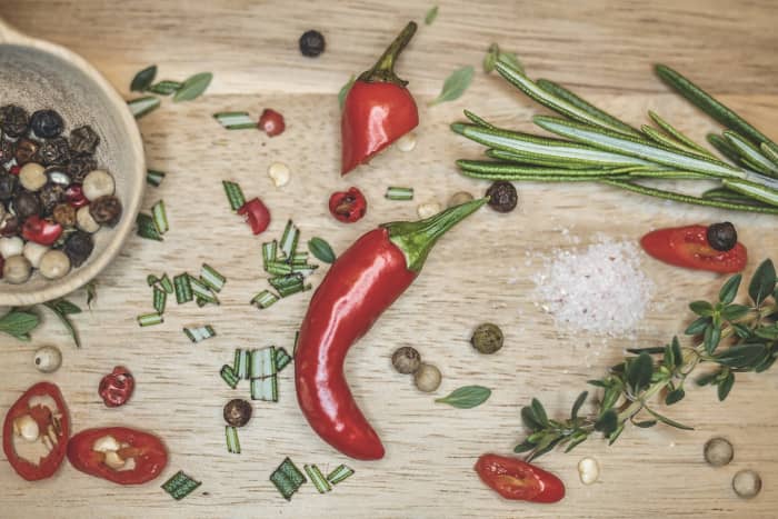 " È tutto pepe!" translates to "he is all pepper!" and means that a person is full of life, has a vibrant personality and is good to be around.