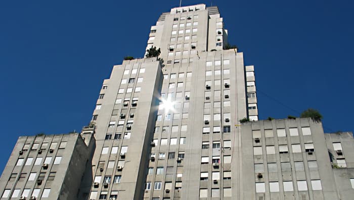 The Kavanagh Building - tall enough, wide enough, and located in just the right spot, to make it impossible for an aristocratic family to see their church!