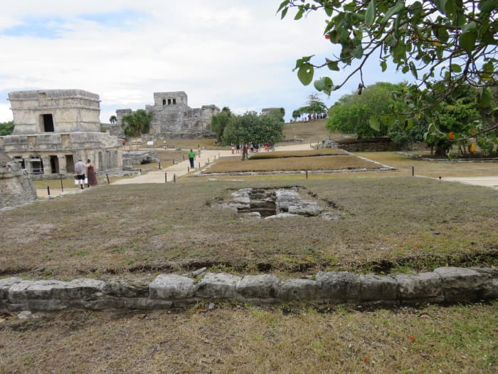 This is the foundation of another of the priest's home, in which you can clearly see the grave in the center of the home.