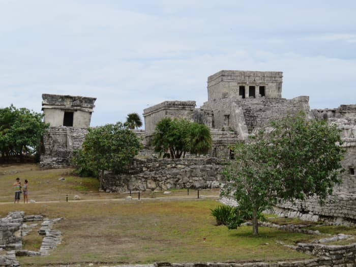 The building on the right is the main temple. The smaller building on the left is the Temple of the Descending God. In front of them is the inner wall.