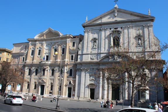 The Chiesa Nuova is on the right and the next to it is the Casa dei Filippini, or House of the Oratorians, designed by the architect Borromini.