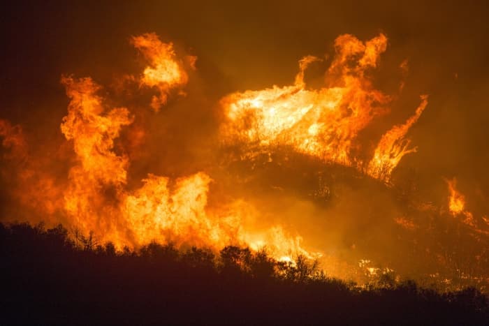 Did a massive forest fire in Canada cause darkness to descend upon New England during the Revolutionary War?