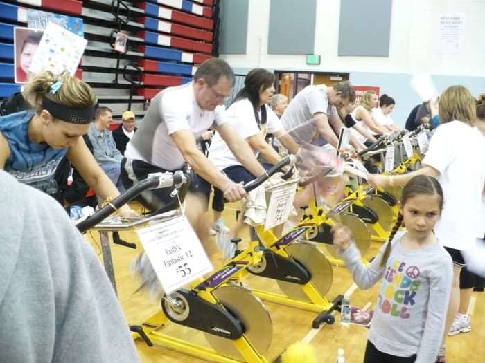  La Great American Bike Race est un événement de vélo stationnaire destiné à amasser des fonds pour les enfants atteints de paralysie cérébrale et de handicaps connexes