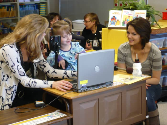 Geloof heeft er veel plezier laat zien hoe ze gebruikt haar schakelaars te activeren haar computer op school