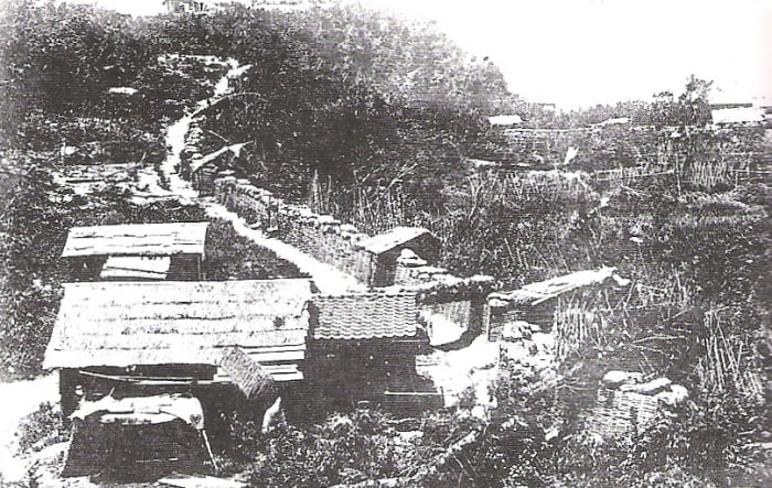 The Imperial Army surrounded the samurai and built many fortifications designed to keep them from escaping.