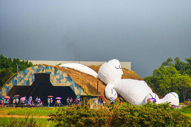 Florentijn Hofman's giant Moon Rabbit at the Taoyuan Land Arts Festival in Taoyuan, Taiwan. (used per CC Attribution-Share Alike 4.0 Intl. license)