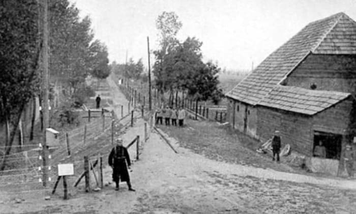 WW1: The high voltage border obstacle on the Belgian Dutch border of 1915-1918 from the Dutch side.