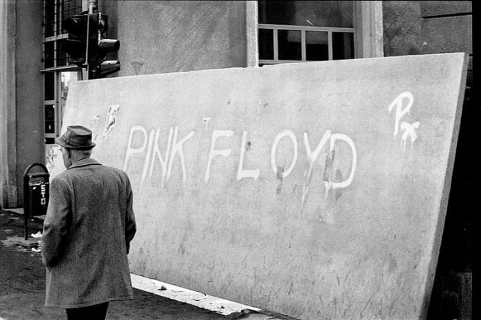 Sarajevo, winter of 1992-1993. Feature film director and screenwriter Mehmed Fehimovic passes a concrete sniper screen whose Pink Floyd graffito reminds him of their "All in all, you're just another brick in the wall."
