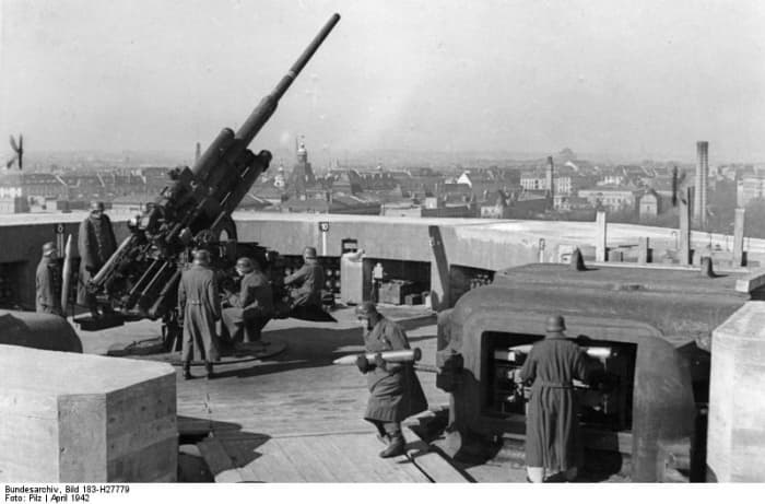 Berlin G-Tower (first generation Combat Tower) showing 128 mm anti-aircraft gun and crew. Later to be replaced by twin-mount 128 mm.