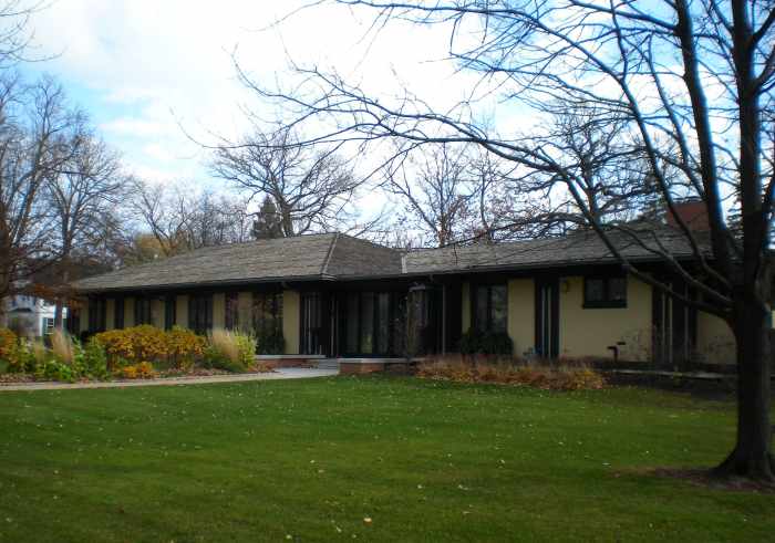 The Kenilworth Club (1907) at 410 Kenilworth Avenue. The club serves as the community center for the Village of Kenilworth.