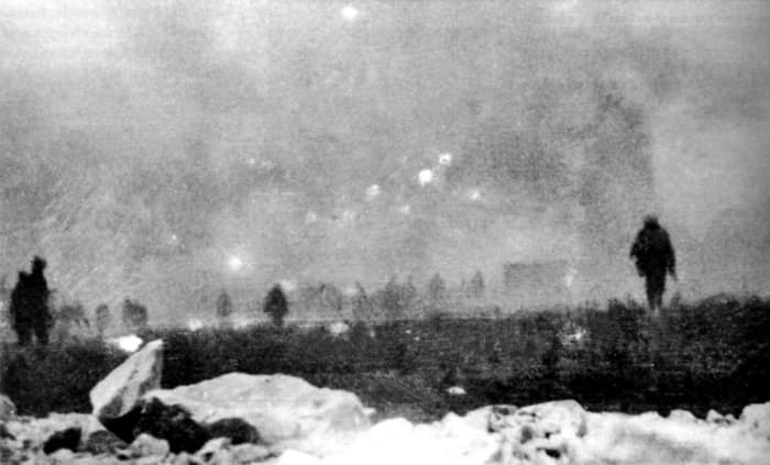 WW1: British infantry advancing into a gas cloud during the Battle of Loos. 25 September 1915.