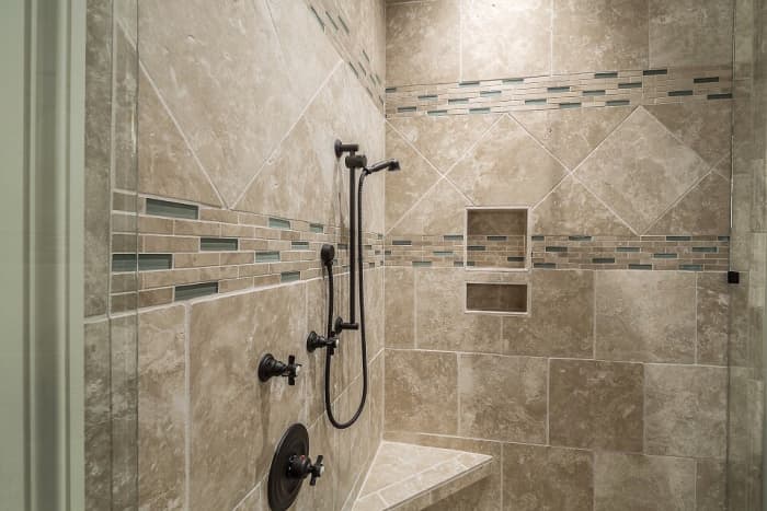 Bleach is useful for cleaning bathroom tiles. The correct product concentration is important, however. Safety and effectiveness need to be combined.