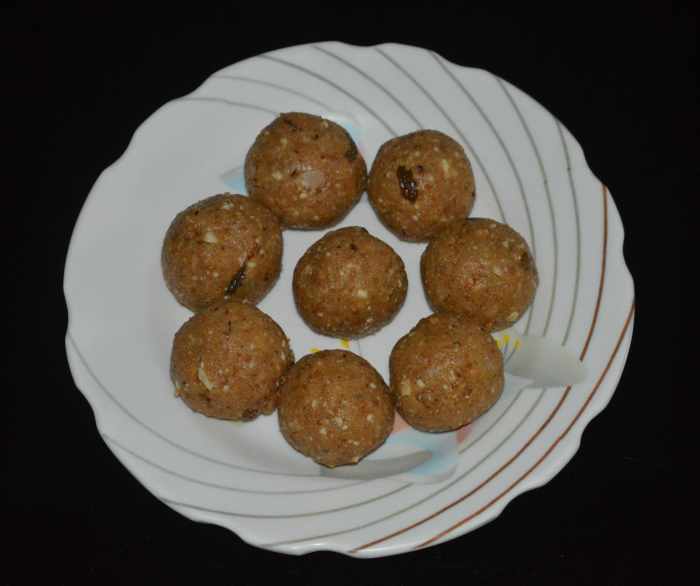 Place the laddus one near the other on a plate. After 1 or 2 hours, these laddus become a little bit firm and hard. Enjoy eating these delicious sweet treats! 