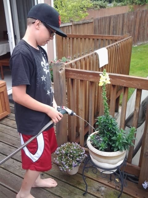 Although some parents claim there are disadvantages to assigning children household chores, there are many advantages as well.