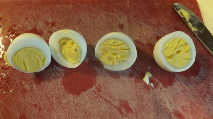 I cannot detect any color difference between the farm fresh egg on the left and the supermarket egg on the right.
