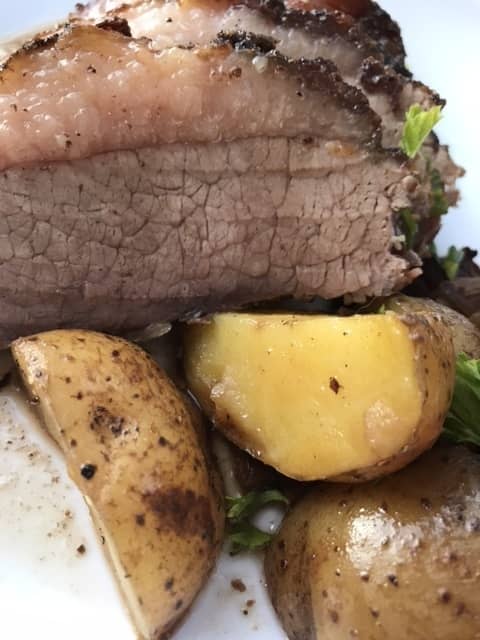The pot roast is ready to serve. Serve the slices alongside the potatoes and drizzle with the au jus. All done!